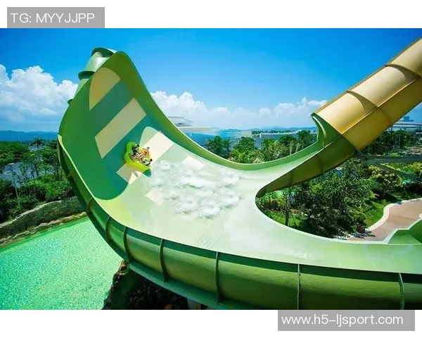 水面上的奇迹足球场漂浮在湖中展现运动与自然的完美结合